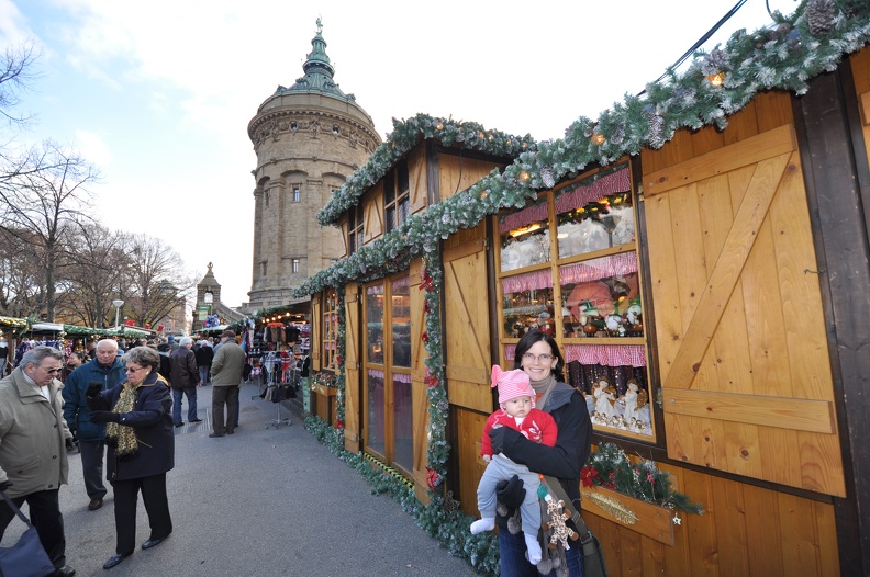 Erynn and Greta Mannheim Weihnachtsmarkt2.JPG
